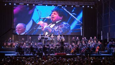 Los Palmeras y la Filarmónica provincial en la inauguración del parque "Héroes de Malvinas" en zona sur.