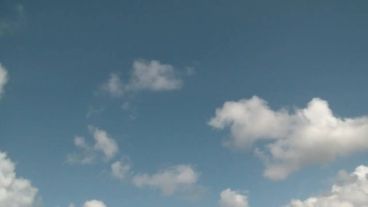 Cielo celeste con algunas nubes sin lluvia.