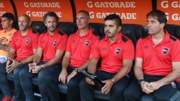 El profe Adrián Busso (en el centro) es uno de los despedidos en Newell's.