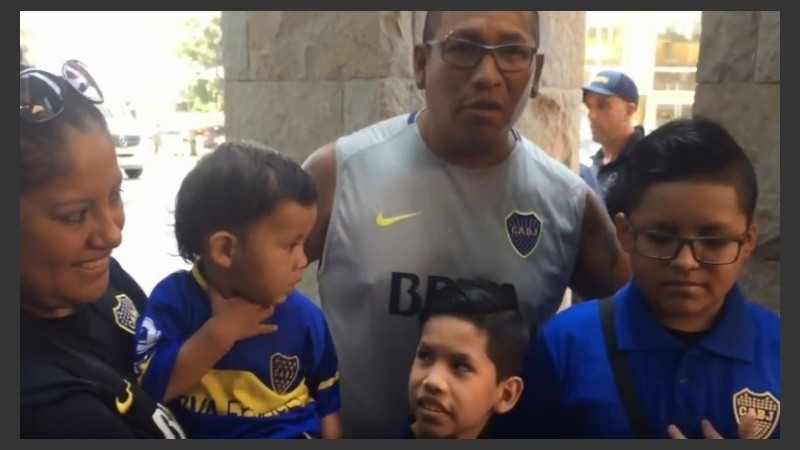 El hombre y su mujer junto a los chicos con nombres de jugadores de Boca.
