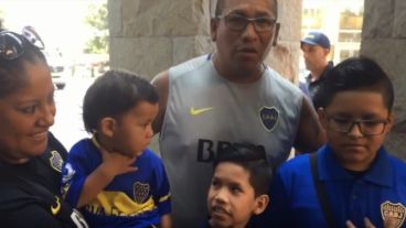 El hombre y su mujer junto a los chicos con nombres de jugadores de Boca.