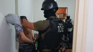 El momento de la detención de Ema Pimpi.