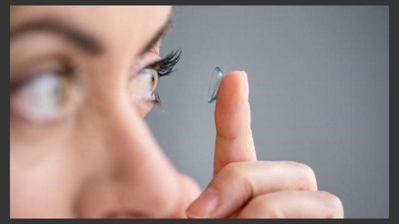 Las lentes de contacto son unas lentes correctoras o cosméticas que se colocan en el ojo, concretamente sobre la capa lagrimal que cuida y lubrica la córnea.