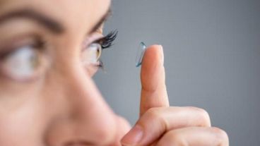 Las lentes de contacto son unas lentes correctoras o cosméticas que se colocan en el ojo, concretamente sobre la capa lagrimal que cuida y lubrica la córnea.