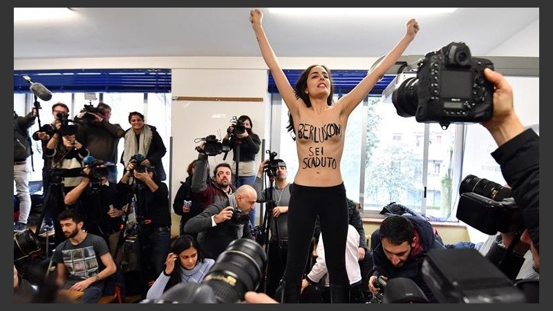 La activista de Femen frente a Berlusconi.