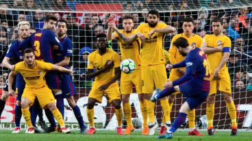 La barrera se eleva pero no podrá bloquear el preciso disparo de Leo.