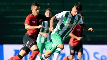 A la espera de De Felippe, el Rojinegro se presentó en el Florencio Sola.