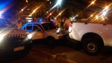 El conductor de un Fiat 147 quedó detenido por chocar un patrullero y estar drogado.