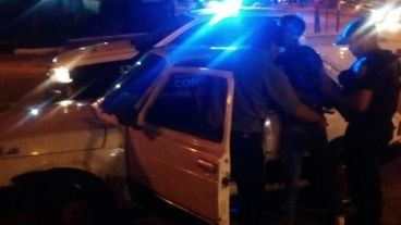 El conductor de un Fiat 147 quedó detenido por chocar un patrullero y estar drogado.