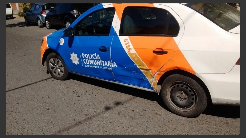 El conductor de un Fiat 147 quedó detenido por chocar un patrullero y estar drogado.