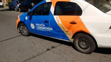 El conductor de un Fiat 147 quedó detenido por chocar un patrullero y estar drogado.