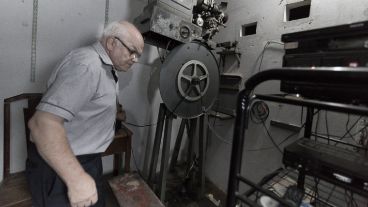 Jorge De Biasi, encargado de la sala, en la sala de proyección. Fue su última vez allí.