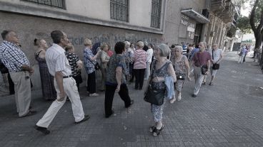 Hubo una larga fila para ingresar a la última función: proyectaron "Concierto de año nuevo 2018".