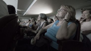 El públicó respondió en la despedida de la sala céntrica.