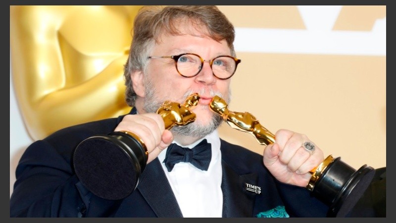 Guillermo del Toro celebra dos de los cuatro Oscar obtenidos por 