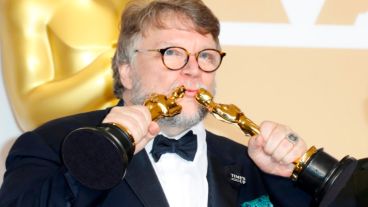 Guillermo del Toro celebra dos de los cuatro Oscar obtenidos por "La forma del agua": Mejor película y director.