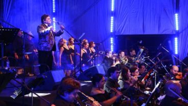 Una multitud en el recital de Los Palmeras y la Filarmónica de Santa Fe.