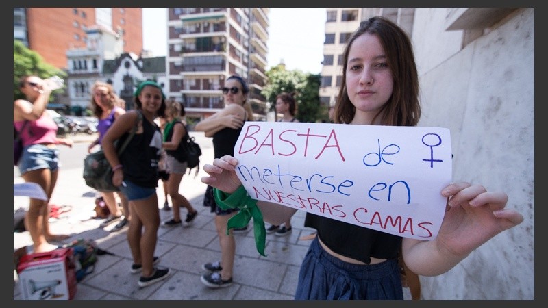 Pintada e intervención en Tribunales anticipando el paro de mujeres el próximo 8 de marzo. (Alan Monzón/Rosario3.com)