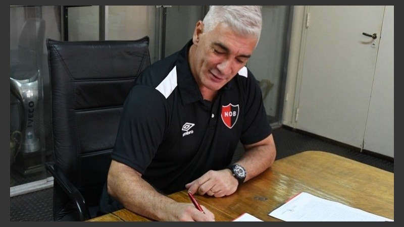 De Felippe firmando su nuevo contrato en Newell's. 