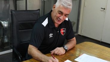 De Felippe firmando su nuevo contrato en Newell's.