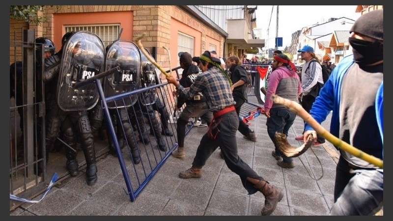 Los incidentes se registraron en la puerta del juzgado.