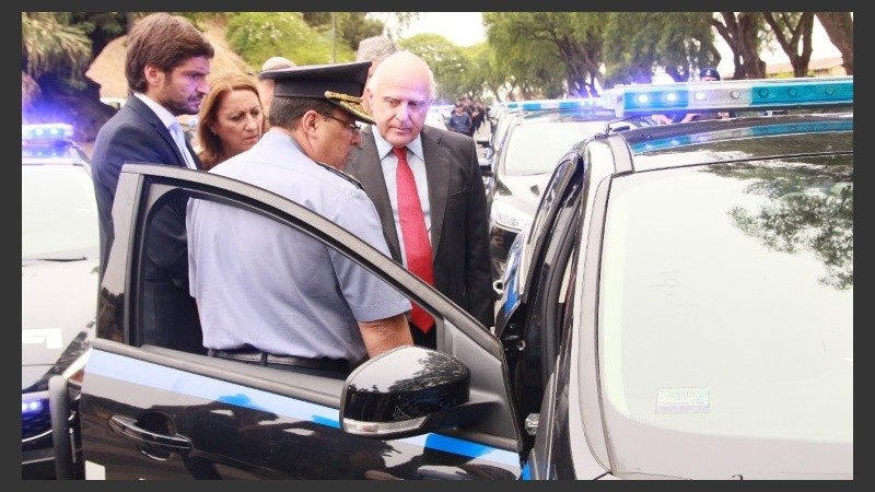 Lifschitz, Fein, y Pullaro junto al jefe policial observando los vehículos. 