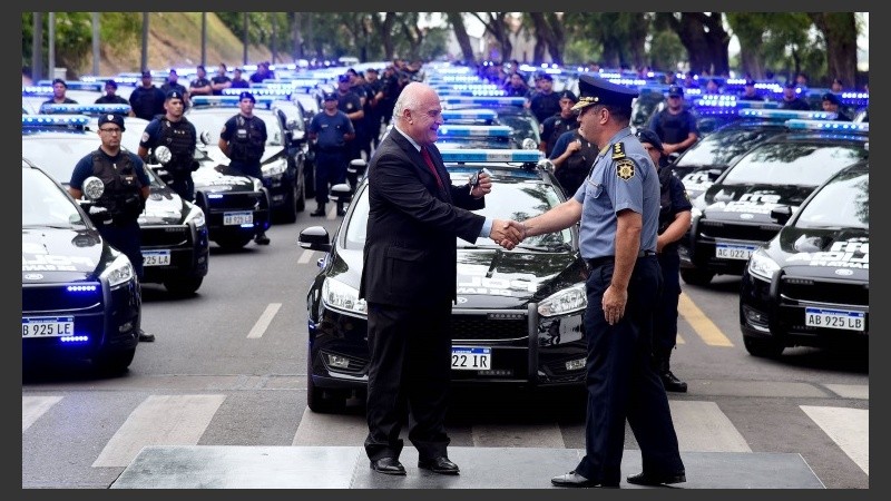 Lifschitz entregando las llaves de los nuevos patrulleros al jefe de la Policía. 
