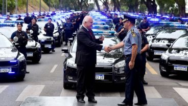 Lifschitz entregando las llaves de los nuevos patrulleros al jefe de la Policía.