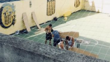 Imágenes revelan que los féretros se confeccionaron en la sede de "El Clubsito".