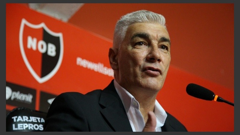 De Felippe dio su primera conferencia como DT de Newell's.