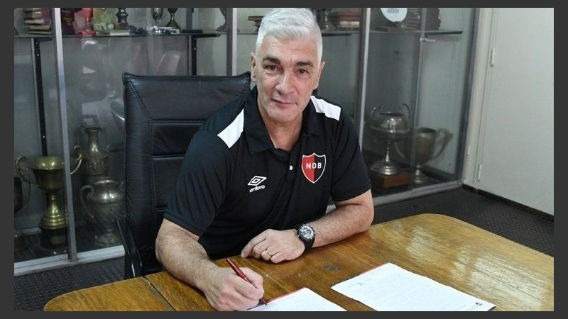 De Felippe firmando su nuevo contrato en Newell's. 