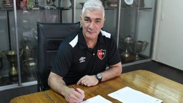 De Felippe firmando su nuevo contrato en Newell's.