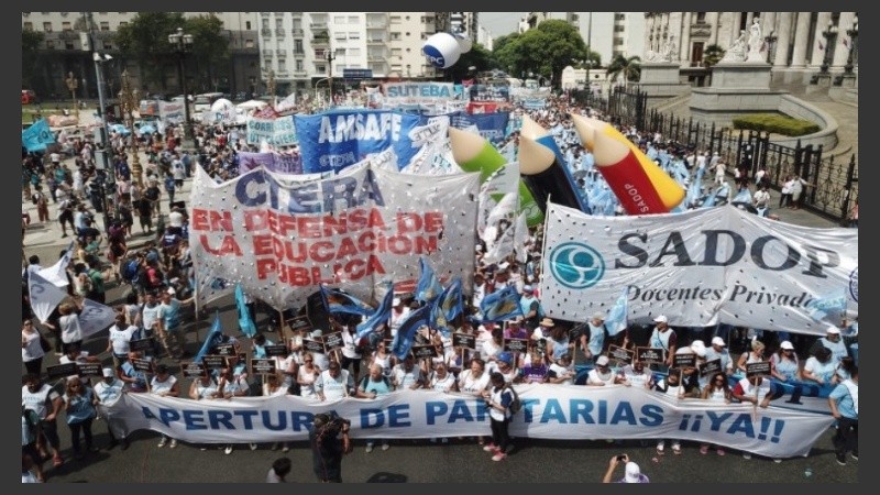 Docentes de todo el país se concentraron frente al Congreso.
