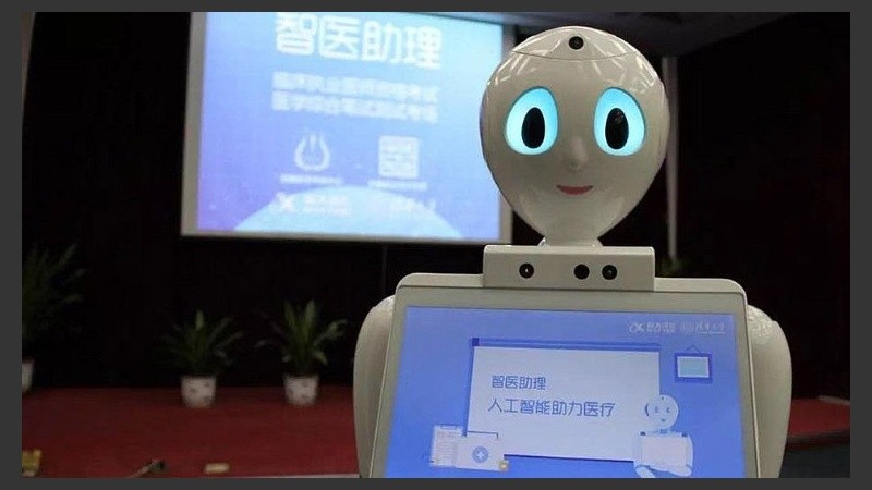 El autómata ya ganó fama al convertirse en el primero del mundo en superar los exámenes para obtener la licenciatura para trabajar como médico.