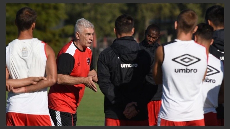 De Felippe y su primer contacto con los jugadores leprosos.