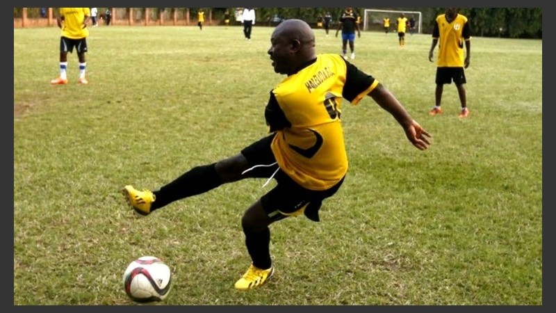 El presidente de Burundi en una de sus acciones futbolísticas. 