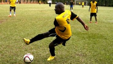 El presidente de Burundi en una de sus acciones futbolísticas.