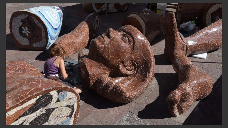 La artista instala su obra este este martes. 