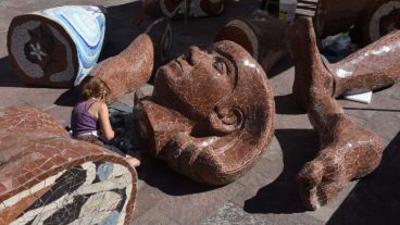 La artista instala su obra este este martes.