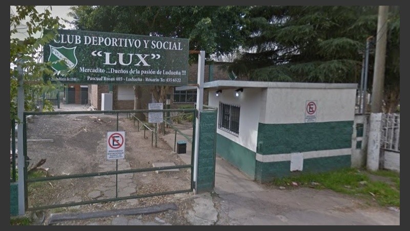 El ingreso al club, sobre calle Pascual Rosas al 400.