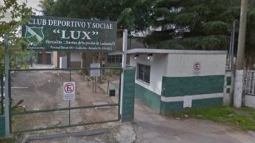 El ingreso al club, sobre calle Pascual Rosas al 400.