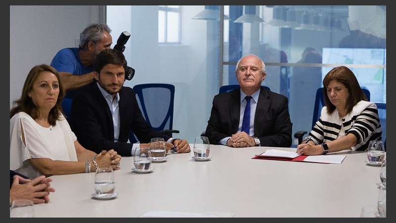 La ministra firmando el acuerdo con la provincia.