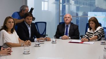 La ministra firmando el acuerdo con la provincia.