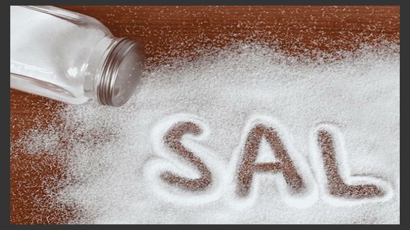Los investigadores aconsejan a las personas a controlar su consumo de sal.