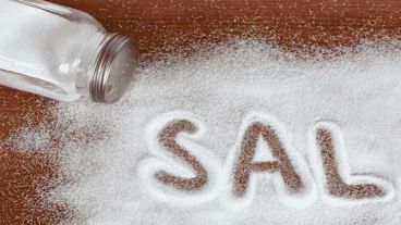 Los investigadores aconsejan a las personas a controlar su consumo de sal.