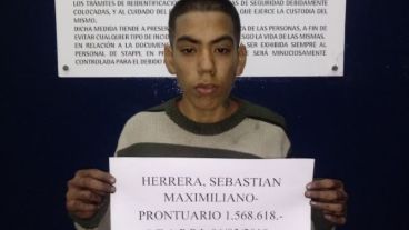 El joven está prófugo de la justicia.