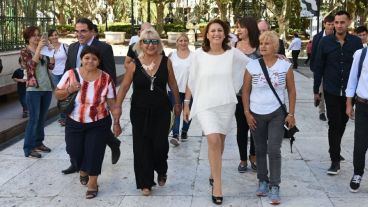 Fein llegó al Concejo junto a vecinos que la acompañaron.