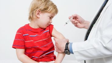 Durante la época escolar, niñas y niños conviven gran parte del día, compartiendo espacios físicos limitados que facilitan la transmisión de enfermedades.