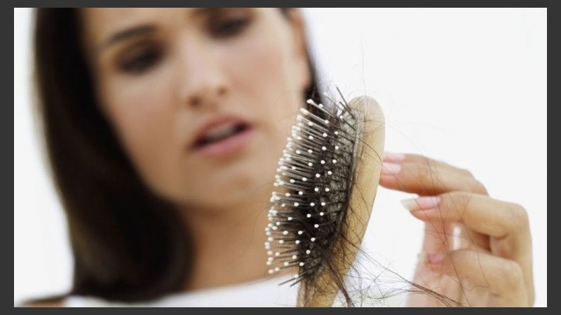 Existen muchas causas que hacen que se les caiga el pelo a las personas.