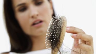 Existen muchas causas que hacen que se les caiga el pelo a las personas.